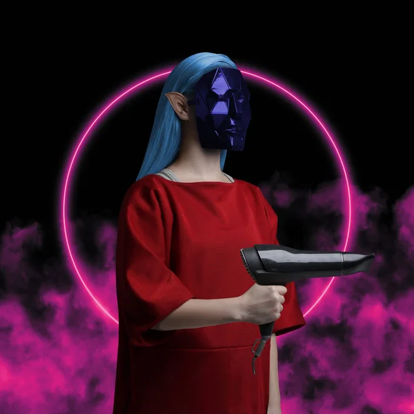 Модна жінка ельф з маскою на барвистому фоні — стокове фото