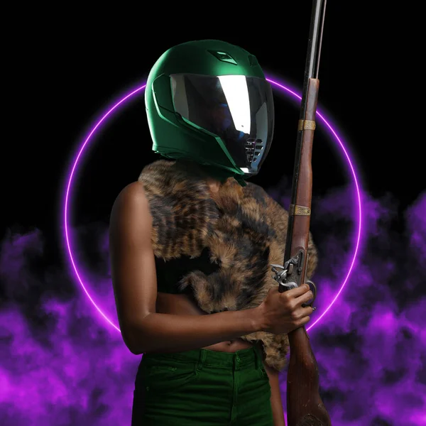 Black woman with motorcycle helmet and old rifle — Stock Photo, Image