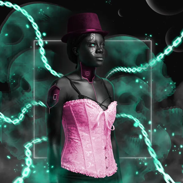 Μαύρη γυναίκα σε στυλ cyberpunk ντυμένη με κορσέ και top hat — Φωτογραφία Αρχείου