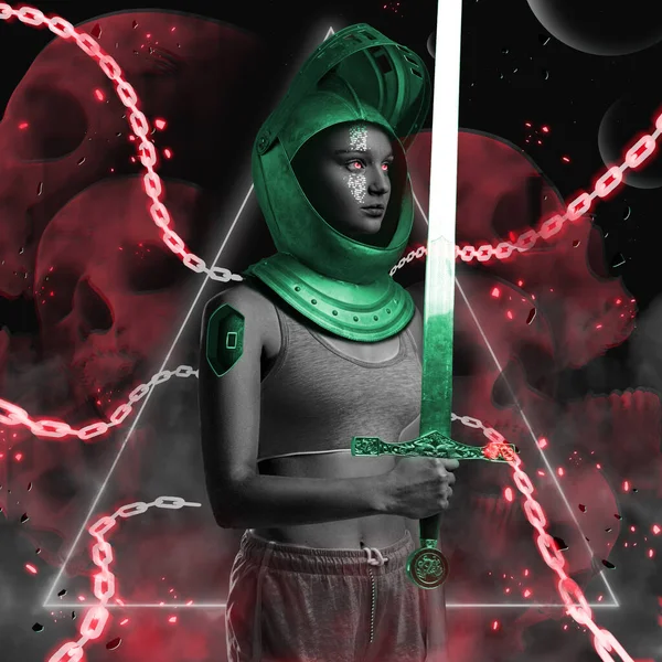 Cyberpunk kvinna med svärd och hjälm klädd i sportkläder — Stockfoto