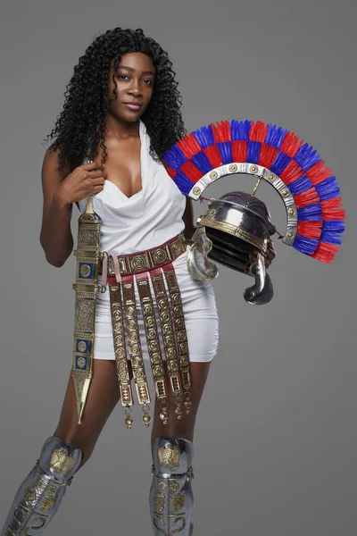 Африканская женщина, держащая шлем на сером фоне — стоковое фото