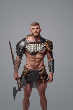 Dövmeleri ve kocaman çelik baltası olan korkunç bir Viking.