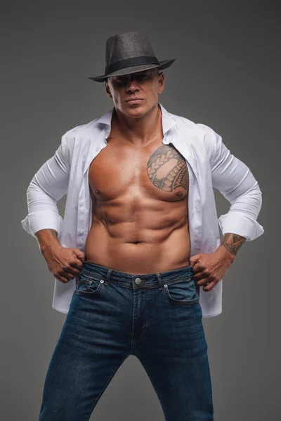 Retrato de cara muscular vestido com camisa branca e chapéu superior — Fotografia de Stock