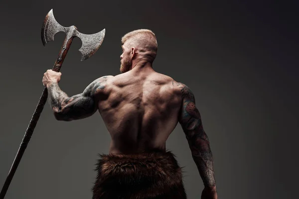 Chasseur scandinave authentique avec corps tatoué et musclé — Photo