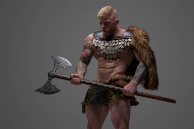 İki eli baltalı güçlü bir Viking savaşçısı.