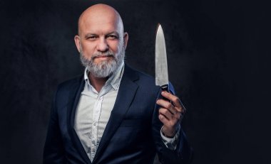 Dedemin karanlık arka planda bıçakla çekilmiş fotoğrafı.