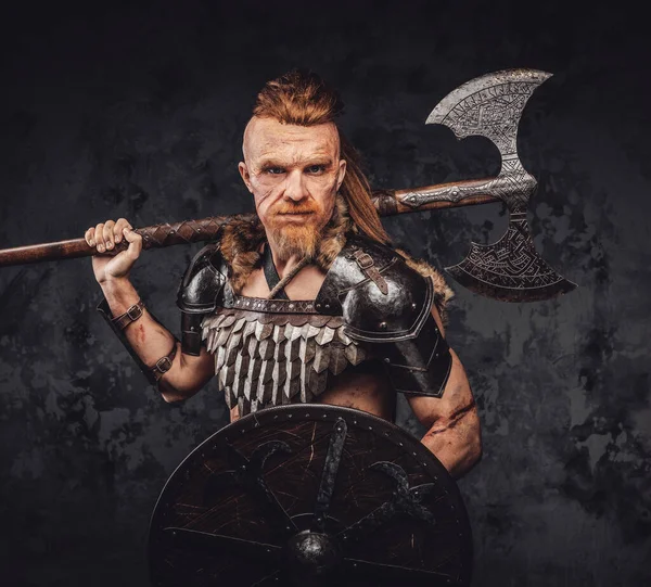 Barbarisk viking med sköld och yxa på axeln — Stockfoto