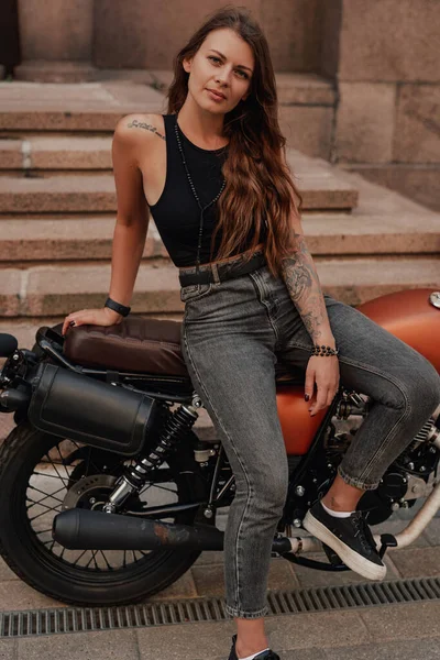 Moda kadın motosikletçi dışarıda retro stil motosiklet poz