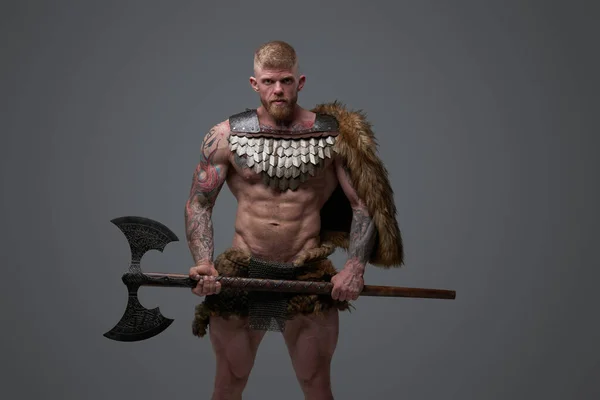 Fuerte luchador vikingo con piel sosteniendo hacha de dos manos —  Fotos de Stock