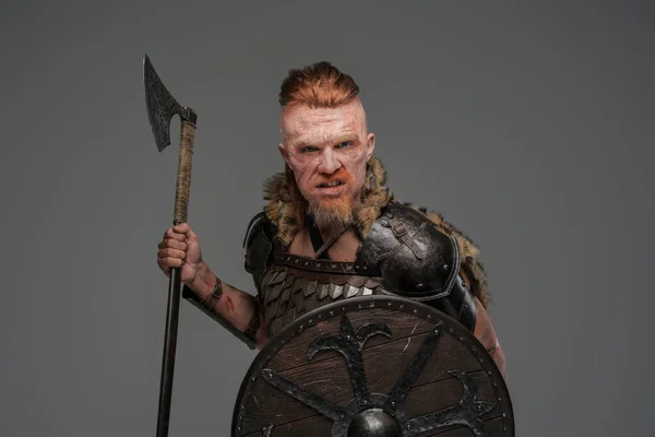 Louco ruiva viking com escudo e machado isolado em cinza — Fotografia de Stock