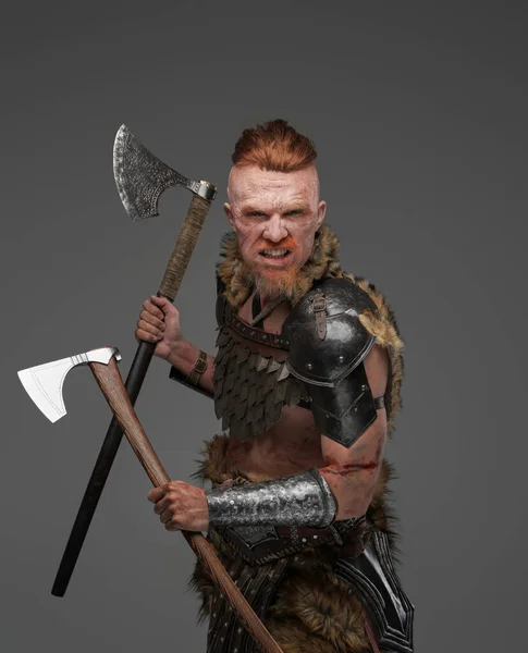 Viking furioso com cabelos vermelhos em posição de combate — Fotografia de Stock