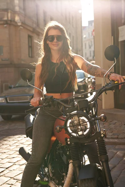 Moda modelo feminino posando na motocicleta clássica ao ar livre — Fotografia de Stock