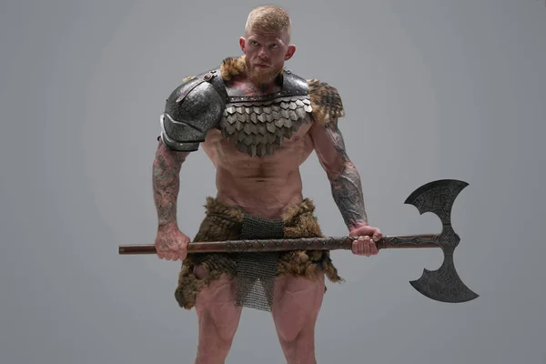 Fierce scandinavian soldier with naked torso and huge axe — Stock Photo, Image