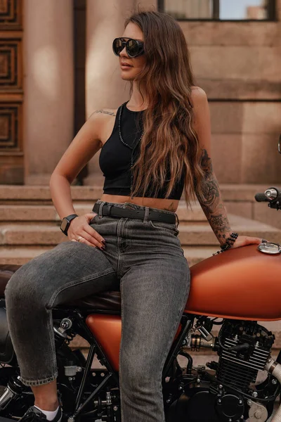 魅力的な女性のヒップスターとレトロスタイルのバイク屋外 — ストック写真