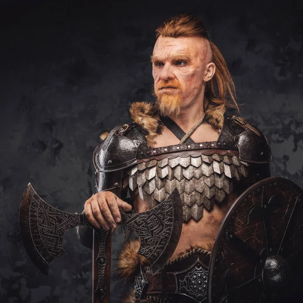 Kalkanı ve kocaman baltası olan eski Viking savaşçısı.