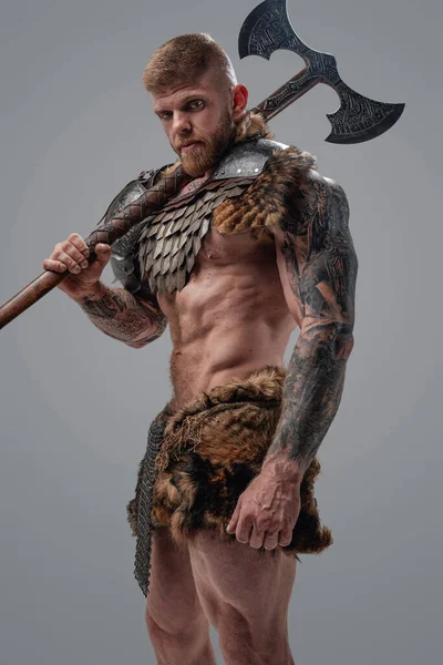 Violent viking with muscular build and axe on his shoulder — Stock Photo, Image