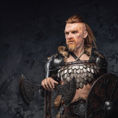 Kalkanı ve kocaman baltası olan eski Viking savaşçısı.