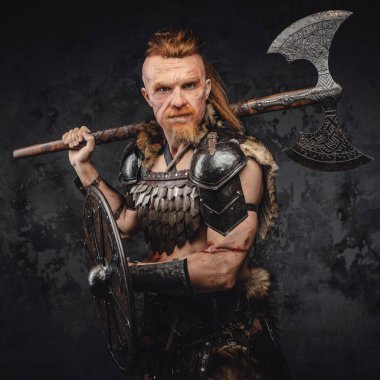 Omzunda balta ve kalkan olan barbar Viking.