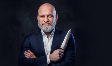 Gri sakallı yaşlı adam, elinde bıçak, takım elbise.