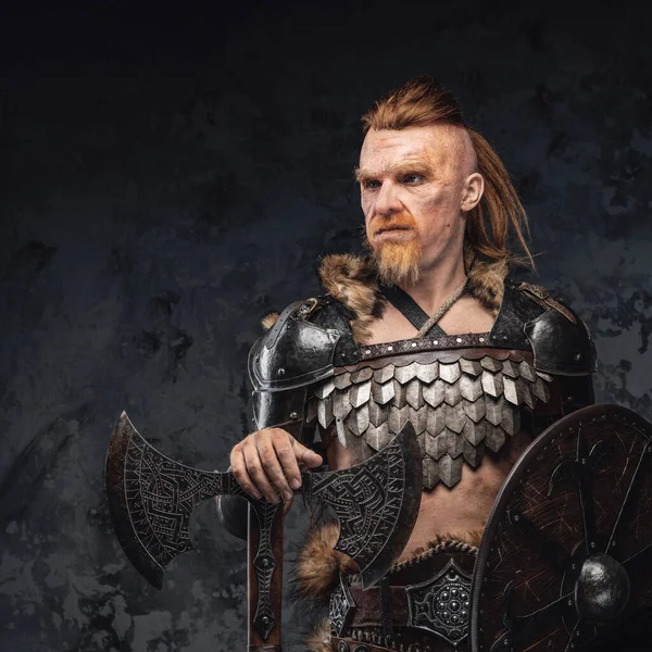 Forntida vikingakrigare med sköld och stor yxa — Stockfoto