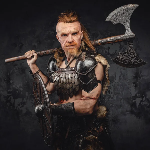 Vikingo bárbaro con escudo y hacha en el hombro —  Fotos de Stock