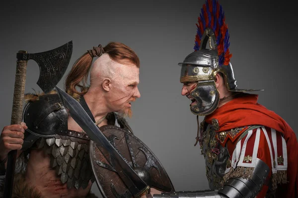 Erőszakos harc az ősi viking és római centurió — Stock Fotó
