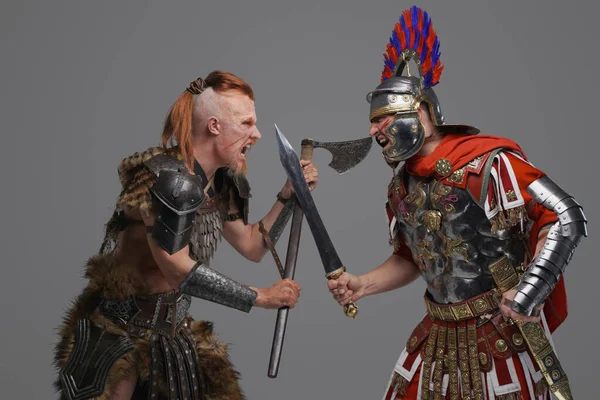 Retrato de guerra entre bárbaro nórdico e soldado romano — Fotografia de Stock