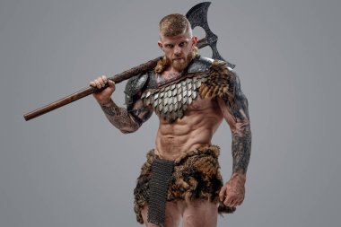 Dövmeleri ve kocaman çelik baltası olan korkunç bir Viking.