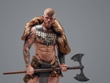 Baltayla güçlü viking ve gri arka planda çıplak gövde