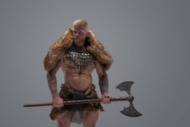 Sarışın, İskandinav bir savaşçı, iki eli baltalı.