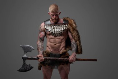 Çıplak gövdesi ve çelik baltası olan tehlikeli bir kuzeyli.