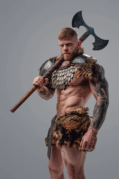 Violent viking with muscular build and axe on his shoulder — Stock Photo, Image