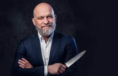 Gri sakallı yaşlı adam, elinde bıçak, takım elbise.