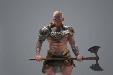 Çıplak gövdesi ve çelik baltası olan tehlikeli bir kuzeyli.