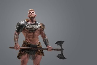 Sarışın, İskandinav bir savaşçı, iki eli baltalı.