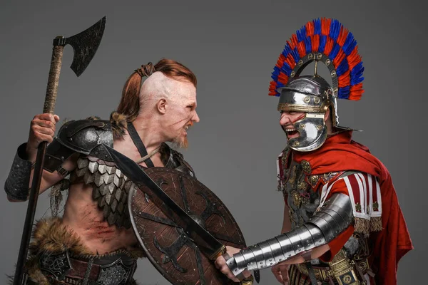 Luta violenta do antigo viking e centurião romano — Fotografia de Stock