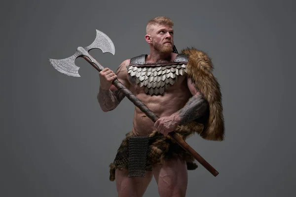 Blond vlasy nordic bojovník s kožešinou drží dvouruční sekeru — Stock fotografie