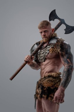 Omzunda balta ve kas yapısı olan vahşi bir Viking.