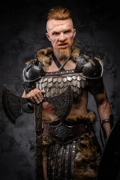 Koyu arkaplana karşı poz veren kızgın kızıl saçlı Viking savaşçısı — Stok fotoğraf