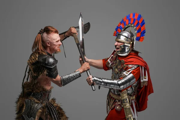 Centurione romano lotta contro barbaro scandinavo isolato su grigio — Foto Stock