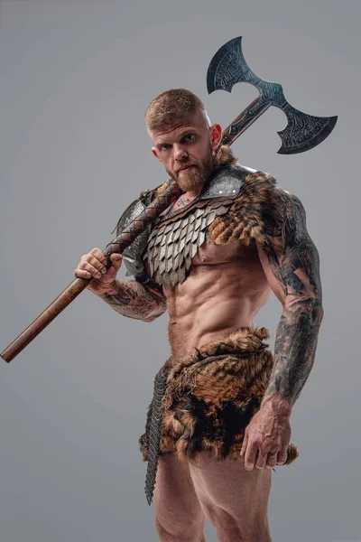 Formidable viking with strong body holding two handed axe — Stock Photo, Image