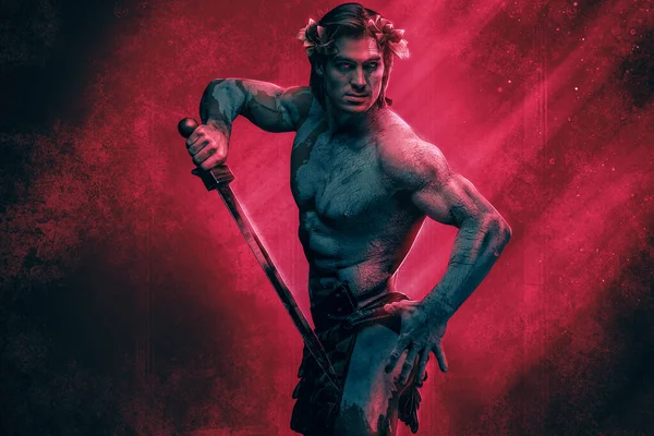 Griekse marmeren krijger met zwaard poserend tegen rode achtergrond — Stockfoto