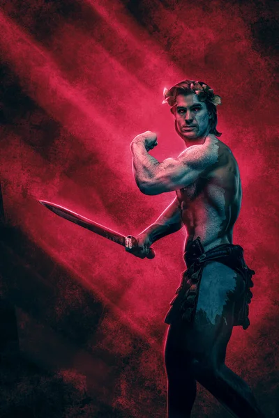 Ελληνικός μαρμάρινος πολεμιστής με σπαθί που ποζάρει σε κόκκινο φόντο — Φωτογραφία Αρχείου
