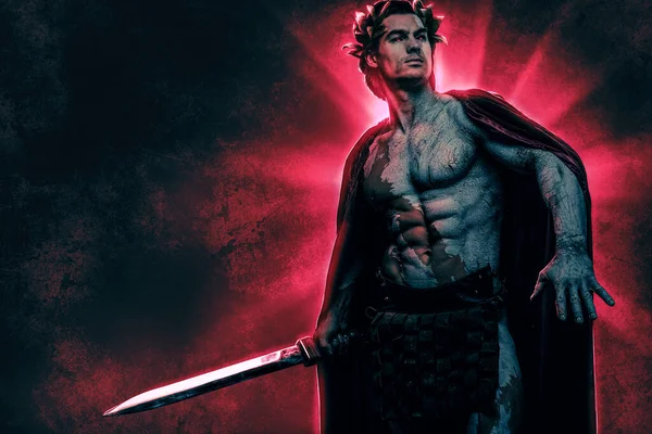 Богоподібний грецький спортсмен з плащем і мечем проти червоного спалаху — стокове фото