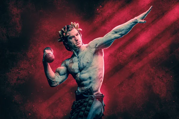 Kunstwerk van Griekse atleet op zoek als sculptuur en tillen halter — Stockfoto