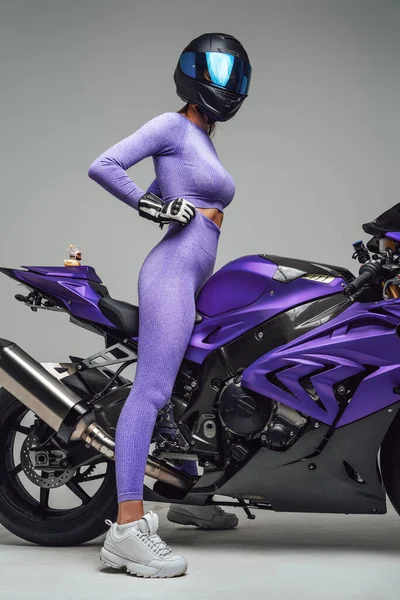 Mulher magro com capacete posando em moto personalizada — Fotografia de Stock