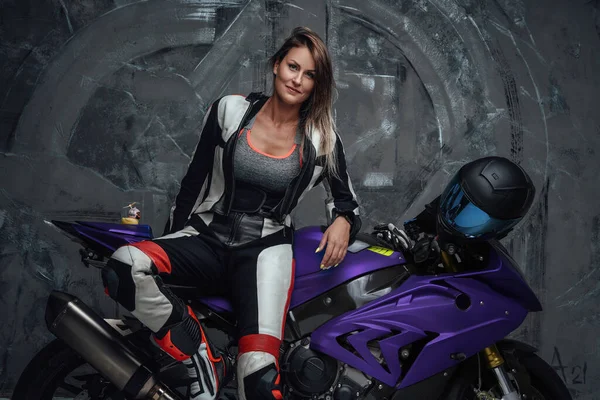 Glückliche Bikerin im professionellen Motorradanzug — Stockfoto