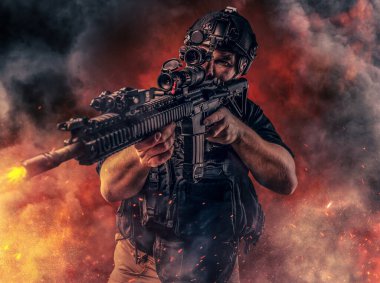 Ateşe karşı tüfekli savaşçı.