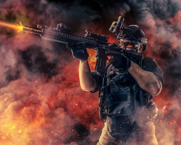 Ateşe karşı tüfekli savaşçı.