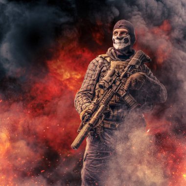 Ateşe ve dumana karşı tüfekli cesur asker.